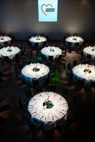 AWO Neujahrsempfang 2023: Impressionen vom AWO Neujahrsempfang; festlich eingedeckte Tische im Kesselhaus in der Kulturbrauerei 