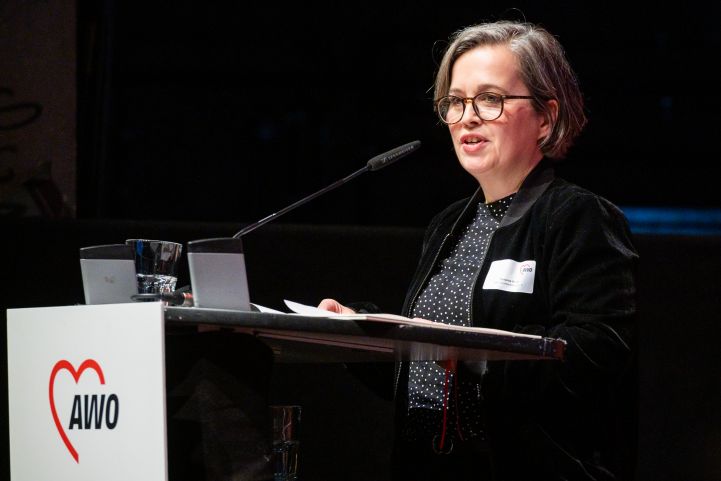 AWO Neujahrsempfang 2023: Susanne Rindt, Leiterin der Abteilung Verbandsangelegenheiten, Engagementförderung,  Zukunft der Bürgergesellschaft bei ihrer Laudatio für das Projekt Bürgerpark Kopernikus des AWO Kreisverbandes Rudolstadt