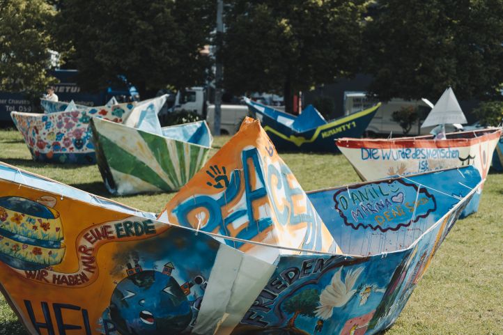 Eines der gefalteteten großen Origamiboote bei der Aktion 100 Boote am Berliner Lustgarten