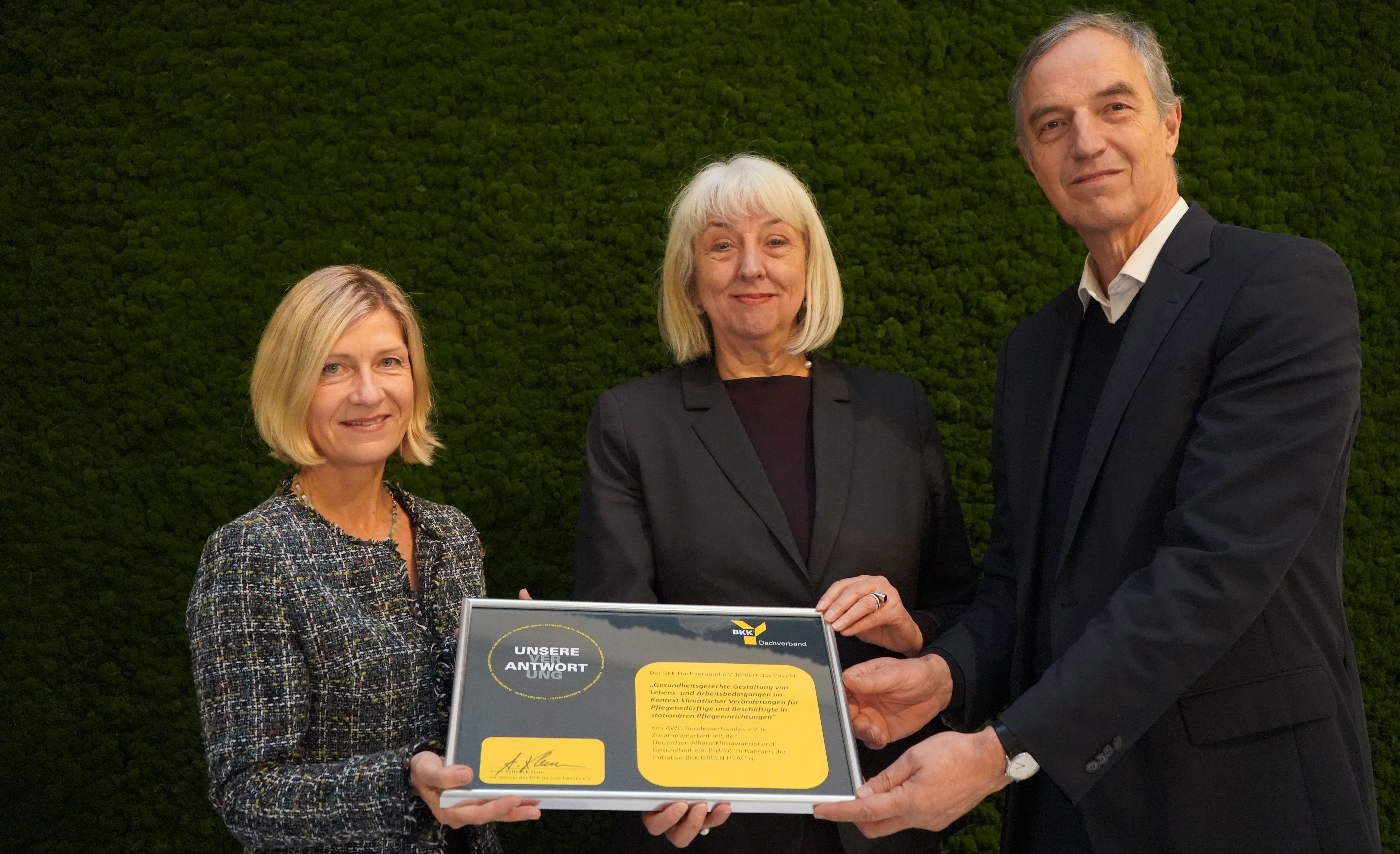 v.l.n.r.: Anne-Kathrin Klemm, Vorständin des BKK Dachverbandes; Brigitte Döcker, Vorstandsvorsitzende des AWO Bundesverbandes; Dr. med. Martin Herrmann, Vorstandsvorsitzender von KLUG – Deutsche Allianz Klimawandel und Gesundheit