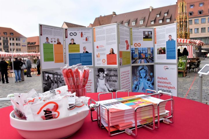 Eine informative Ausstellung auf einem Marktplatz