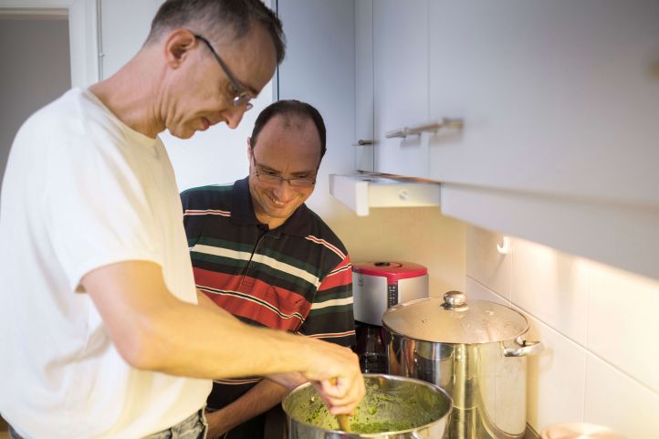 Zwei Männer kochen zusammen