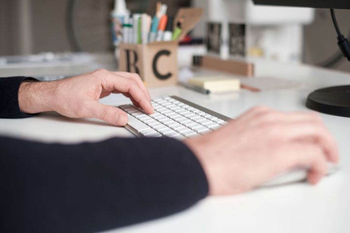Person tippt auf Tastatur