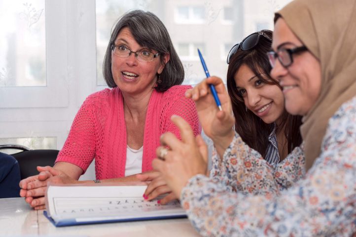 Verschiedene Frauen diskutieren an einem Tisch