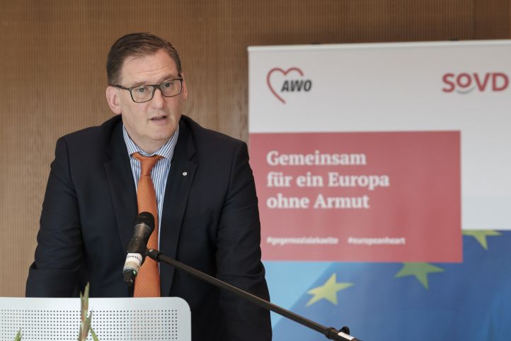 Ein Mann spricht an einem Podium