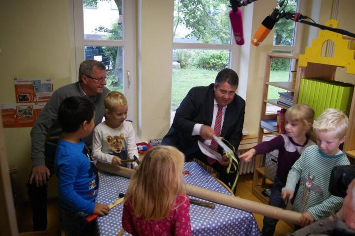 Sigmar Gabriel und Wilhelm Schmidt spielen mit den Kindern