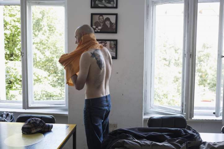 Armut und Reichtum: Mann zieht sich um
