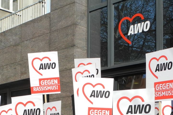 Das Bild zeigt Plakate mit der Aufschrift "AWO gegen Rassismus"