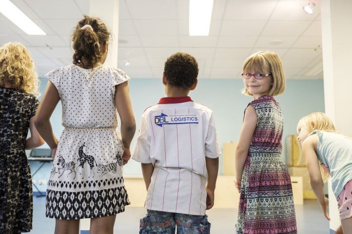 Kinder in einer Reihe man sieht nur den Rücken