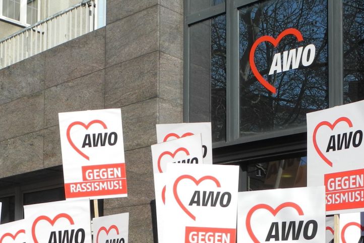 Protestafeln gegen Rassismus