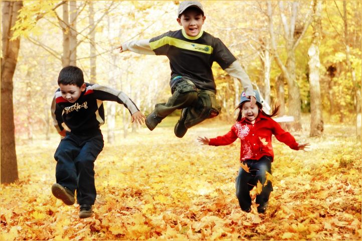 Kinder im Laub
