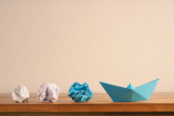 Papierknöllchen werden zu einem Papierschiff