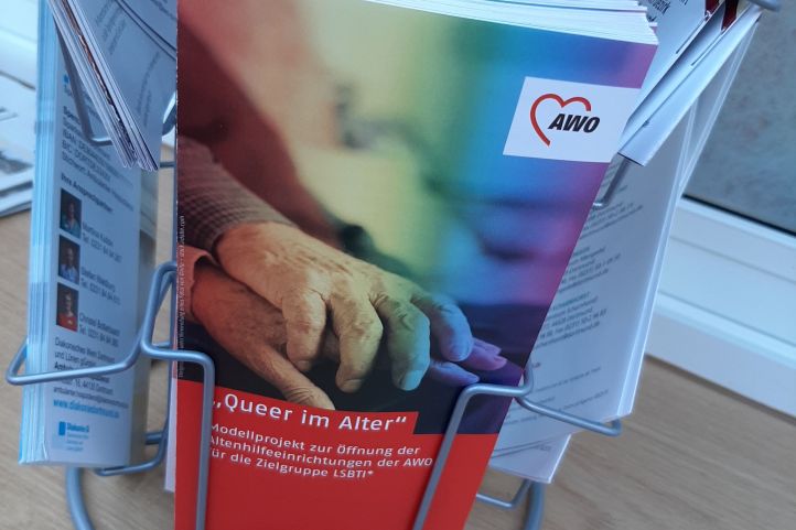 Queer im Alter mit Händen
