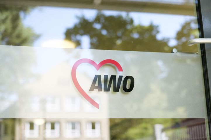Glastür mit AWO Schriftzug