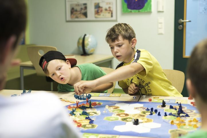 Zwei Jungen spielen ein Brettspiel. 