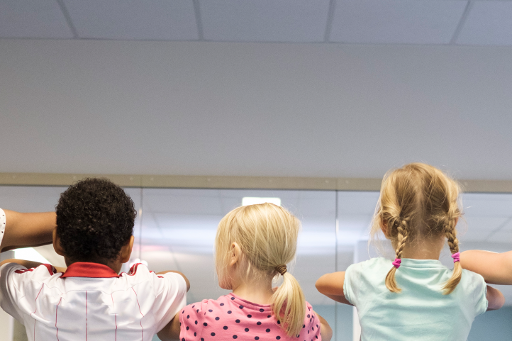 Kinder stehen in einer Reihe beim Spielen, AWO Bundesverband 