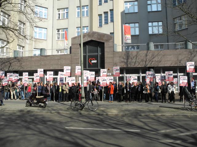 AWO Mitarbeiter*innen protestieren gegen Rassismus