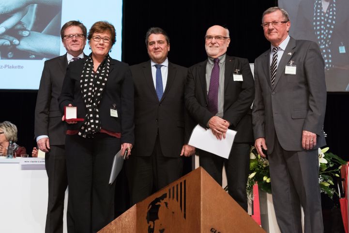 Vetrleihung Marie-Juchacz-Plakette an Petra Grimm-Benne und Freidhelm Merkentrup mit Sigmar Gabriel