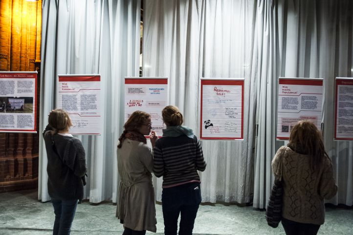 Ausstellungseröffnung Besucherinnen