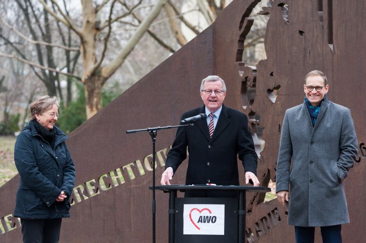 Schmidt, Müller und Straße des Friedens Sprecherin am Denkmal