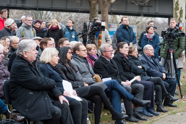 Nahles, Müller, Naidu, Winner, Frick, Struck uvm beim Denkmal 