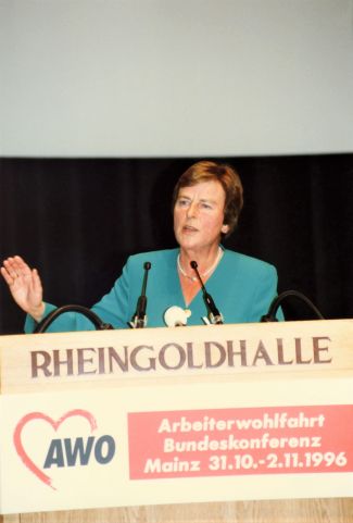 Anke Fuchs bei einer Rede am Pult 