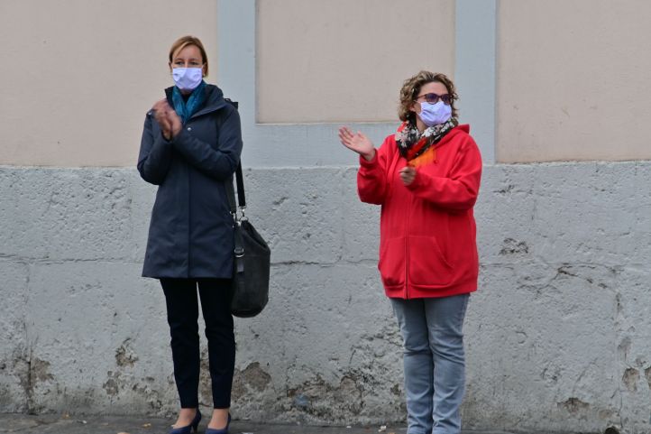 Zwei Frauen bei einer stillen Demonstration