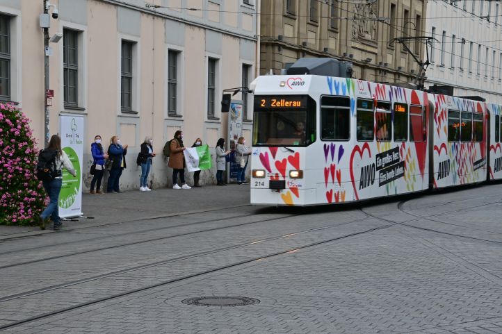 Stille Demonstration und eine Straßenbahn, die ins Bild fährt