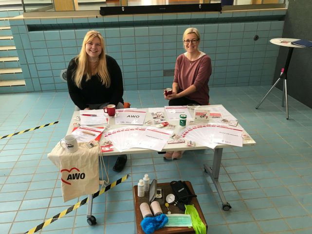 Yasmin und Julia mit den Inhalten der Pflegelerntasche