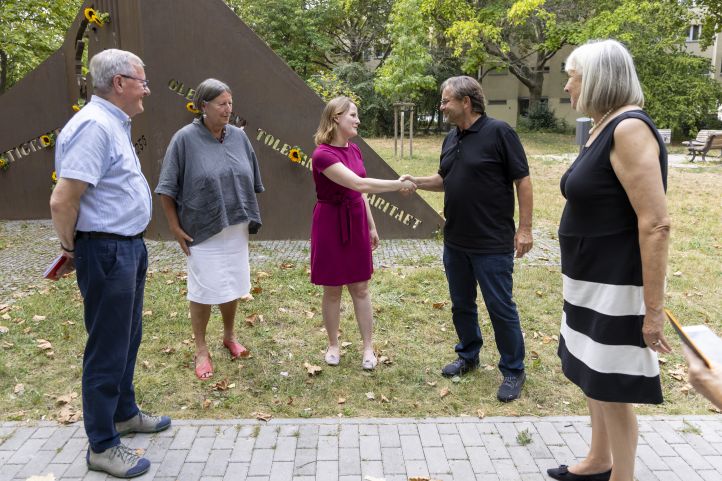 AWO Ehrenvorsitzender Wilhelm Schmidt, AWO Präsidentin Kathrin Sonnenholzner, MdB Annika Klose, AWO Präsident Michael Groß und AWO Bundesvorsitzende Brigitte Döcker 2022 zum 5jährigen Jubiläum am Marie-Juchacz-Denkmal