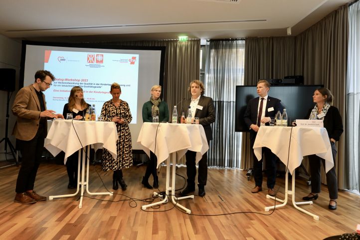 Alexander Nöhring führt durch die Podiumsdiskussion 