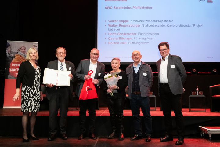 Jury-Präsidentin Gabriele Siebert-Paul mit der AWO Stadtküche Pfaffenhofen, v.l.n.r. Gabriele Siebert-Paul, Volker Hoppe,  Walter Regensburger , Herta Sandreuther, Georg Biberger, Roland Jokl