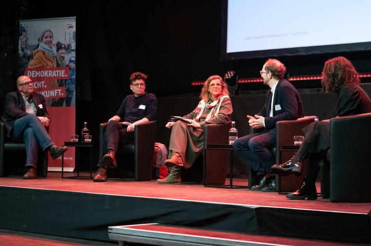 v.l.n.r. Moderator Holger Klein, Daniel Leisegang (Chefredakteur von netzpolitik.org), Bianca Klose (Mobile Beratung gegen Rechtsextremismus Berlin), Dr. Linus Westheuser (Humboldt-Universität zu Berlin), Delara Burkhardt (MdEP/SPD) bei der Podiumsdiskussion zur AWO-Kampagne "Demokratie. Macht. Zukunft."