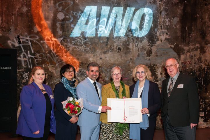 Maike Beutler mit den Schlaganfallhelfer*innen aus Lingen v.l.n.r.:  Febrina Lübbers, Omid Thamasebi, Gertrud Berning, Dr. Daniela De Ridder (MdB SPD) und Reinhold Hoffmann